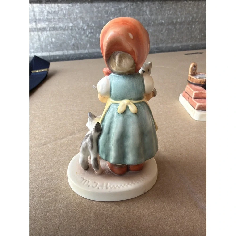 Goebel 2007 Limited Edition Girl Holding Cat‎ Figurine 8042/25000